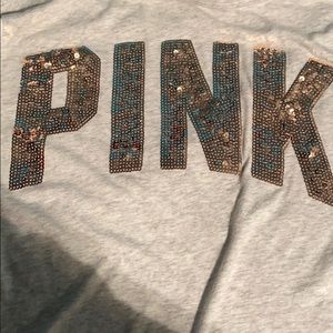 PINK VICTORIA T-shirt.